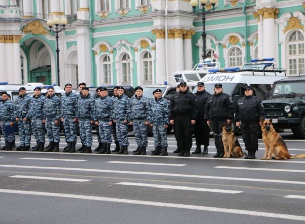 На Дворцовой площади выстроились более 500 бойцов Росгвардии