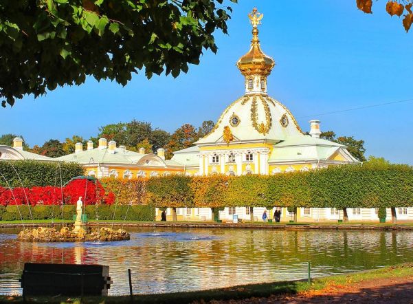 Работу фонтанов в Петергофе продлили до 15 октября