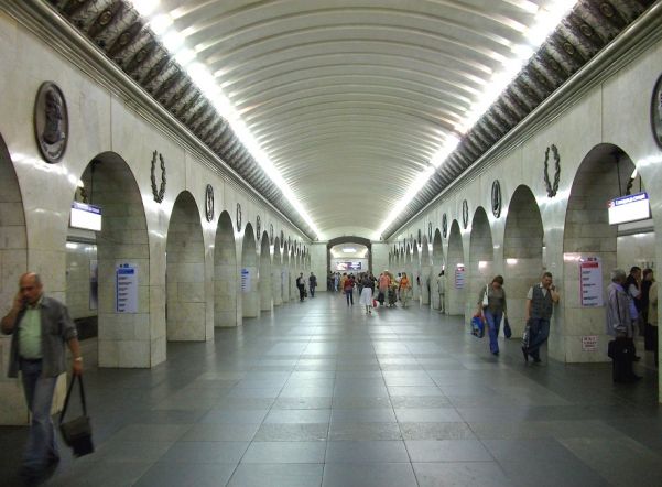 Переход между вестибюлями станции метро 