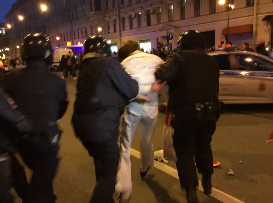 Полицейские разбили голову участнице акции за Навального в Петербурге