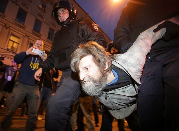 Полицейские оттесняют сторонников Навального к метро 
