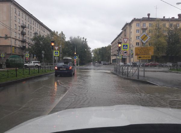 Перекресток улиц Гастелло и Ленсовета ушел под воду (ФОТО)