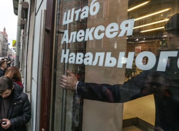 В Петербурге полиция обыскивает штаб Навального
