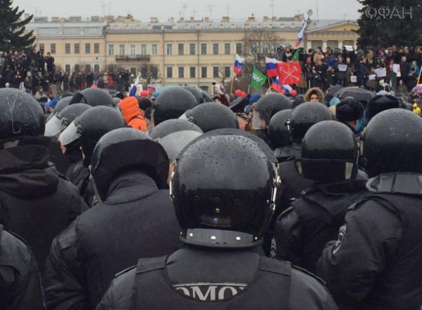 Марсово поле в преддверии акции сторонников Навального отгородили ленточками и забором