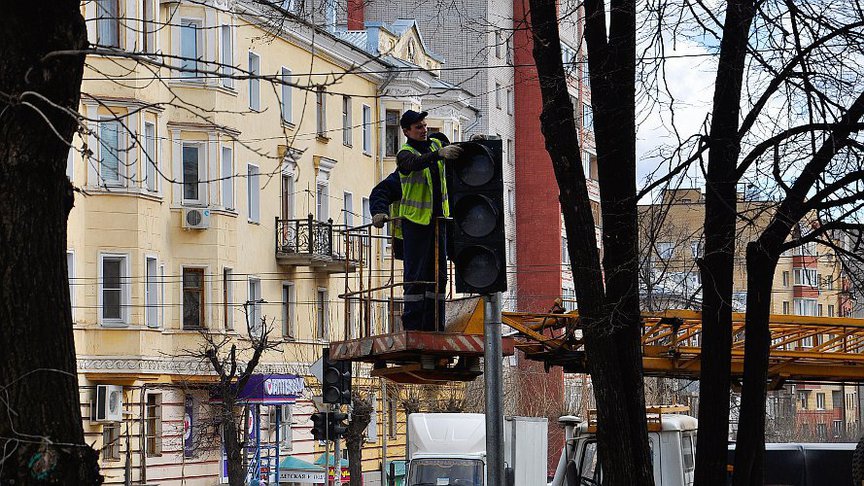 На трех перекрестках Кирова появятся новые светофоры