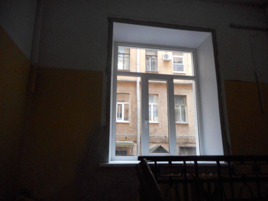 В Петербурге ЖКС меняла окна и выбросила знаменитый витраж с восходом солнца