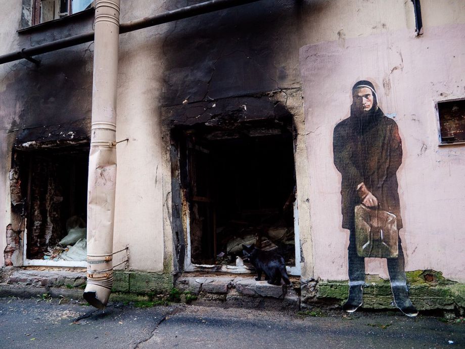 В Петербурге появилось граффити с художником Павленским