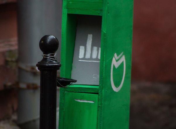 В Петербурге появилась инсталляция об очередях к банкоматам