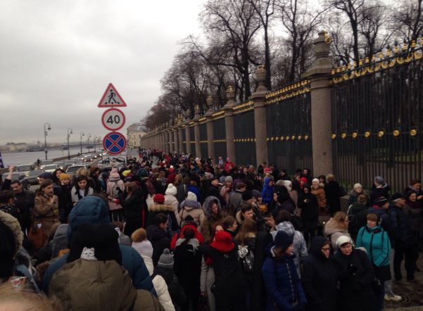 В Петербурге эвакуировали более 30 зданий: школы, торговые центры и студентов