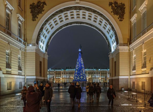 В Петербурге подключили новогодние украшения (ФОТО)