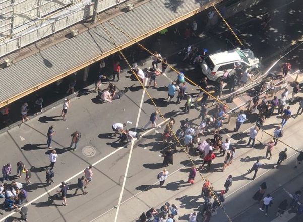 В Австралии автомобиль врезался в прохожих, 19 человек пострадали