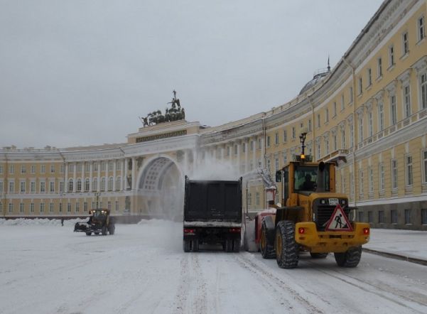 Более 160 дворников будут убирать центр Петербурга в новогоднюю ночь