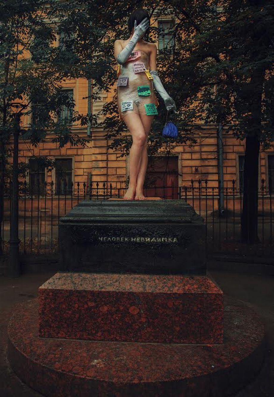 «Любовь 24 часа»: Петербург «прославился» рекламой интим-услуг на асфальте