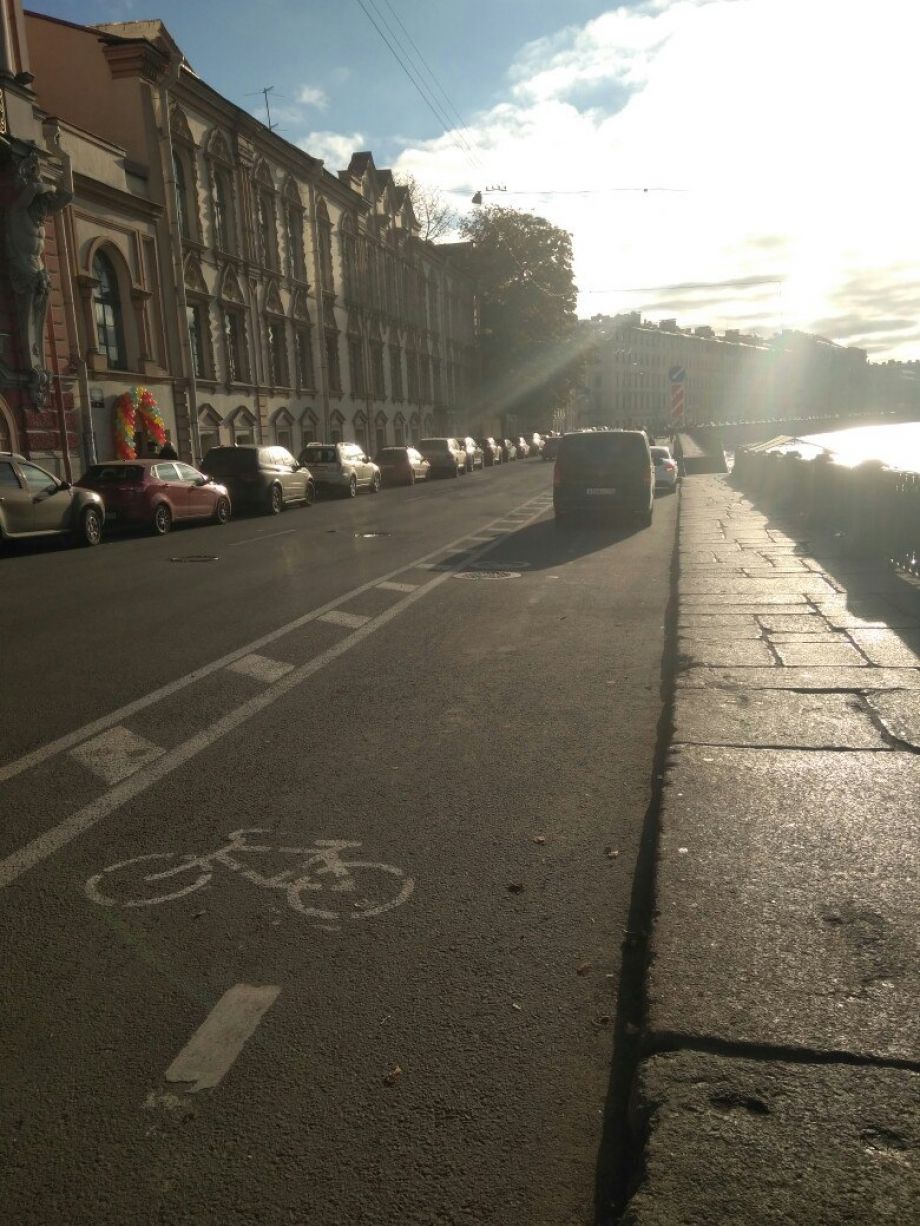 Петербургские водители превратили велодорожку на Фонтанке в парковку Петербургские водители превратили велодорожку на Фонтанке в парковку