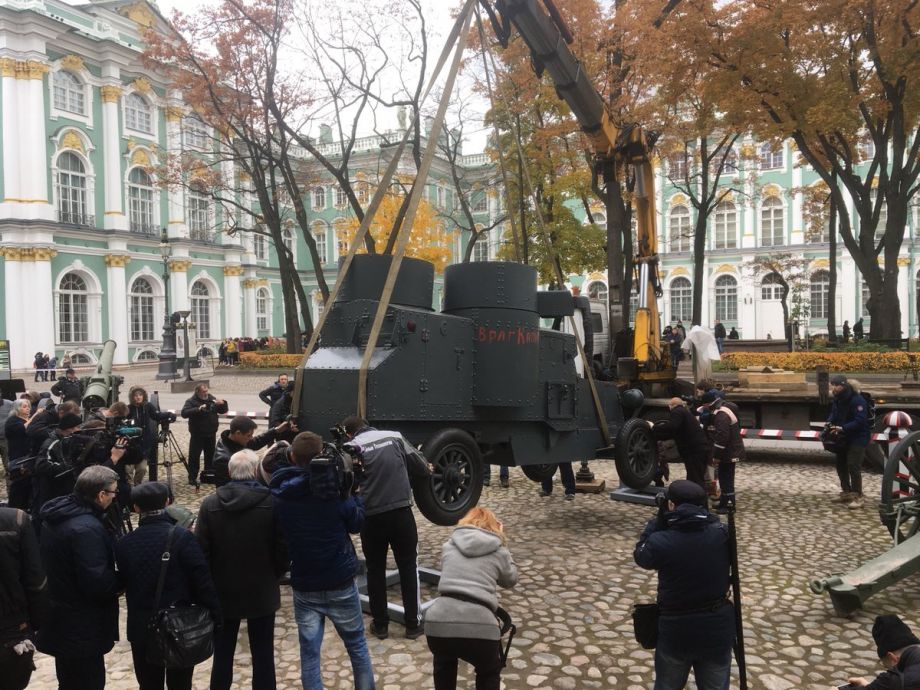 Во дворе Эрмитажа появился «ленинский» броневик «Враг капитала» Во дворе Эрмитажа появился «ленинский» броневик «Враг капитала»