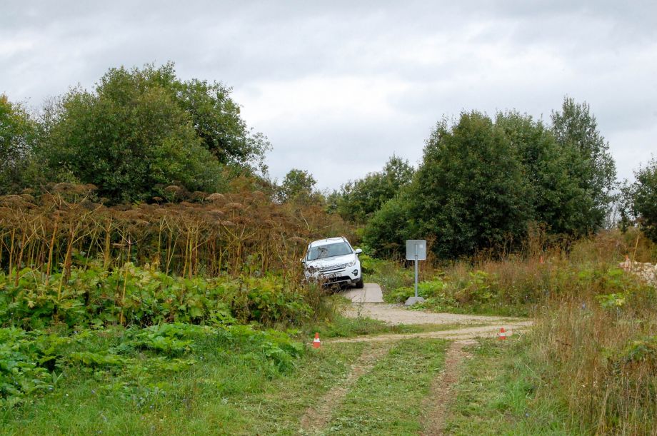 Укрощая бездорожье за рулем Land Rover