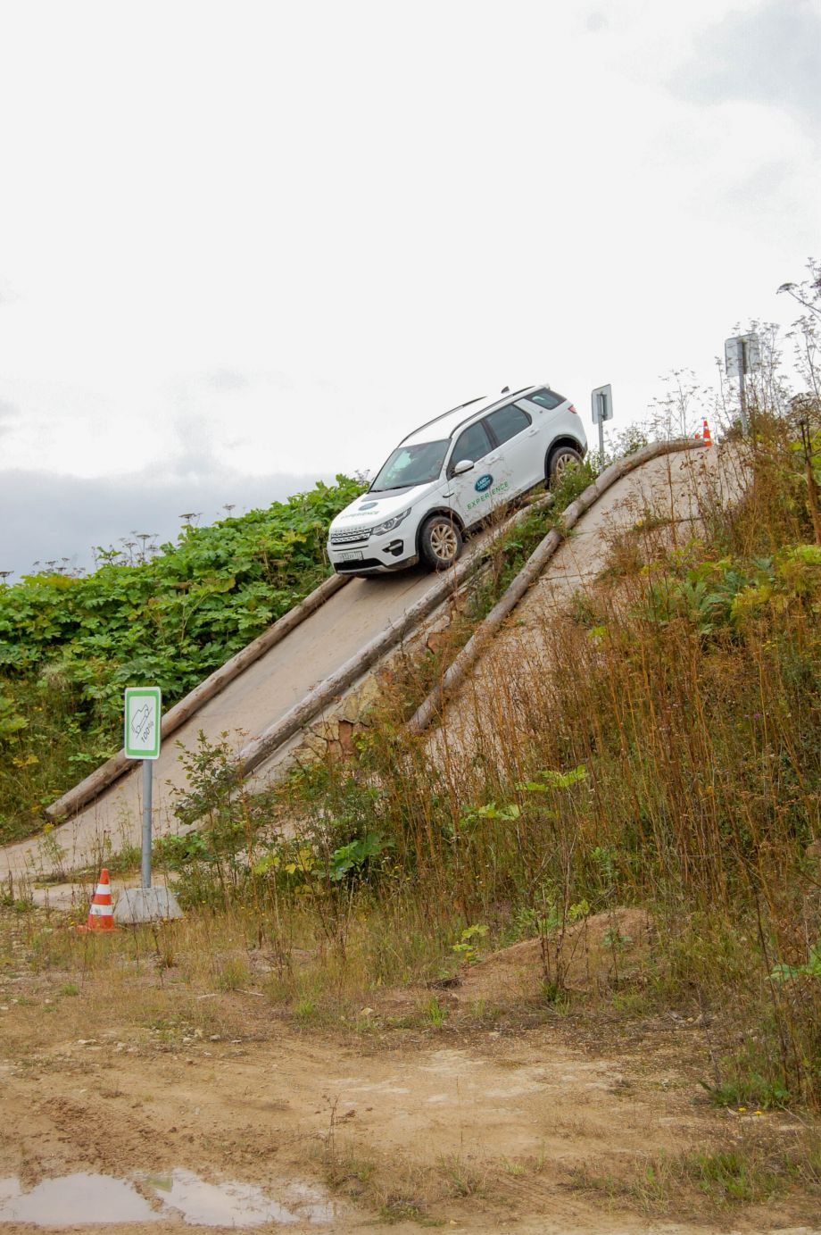 Укрощая бездорожье за рулем Land Rover