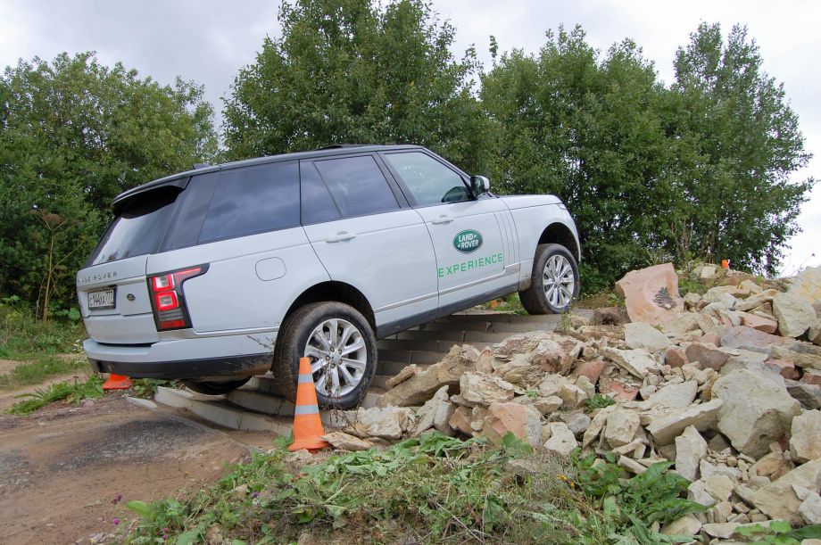 Укрощая бездорожье за рулем Land Rover