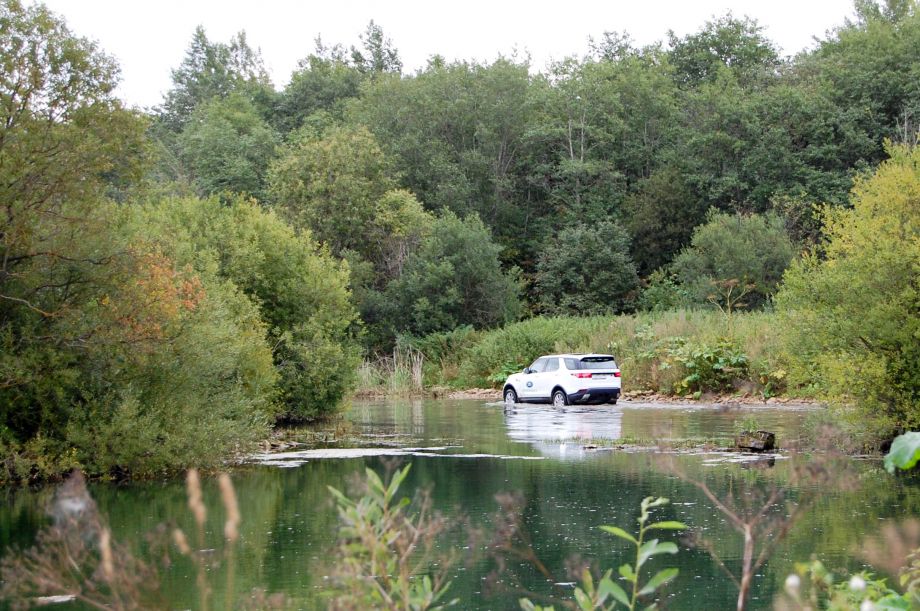 Укрощая бездорожье за рулем Land Rover