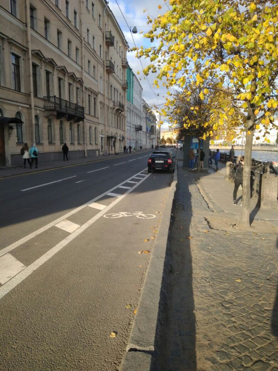 Петербургские водители превратили велодорожку на Фонтанке в парковку Петербургские водители превратили велодорожку на Фонтанке в парковку
