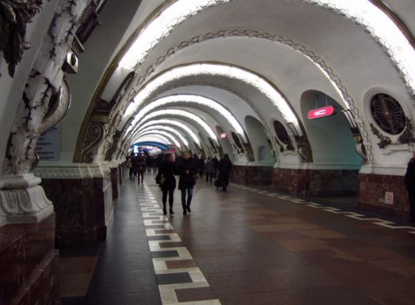 Станцию метро «Площадь Восстания» открыли спустя десять минут проверки