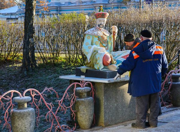 Скульптуры в Царском Селе начали утеплять к зиме Скульптуры в Царском Селе начали утеплять к зиме