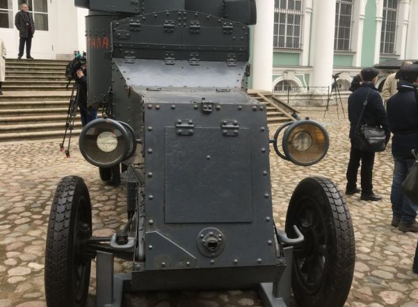 Во дворе Эрмитажа появился «ленинский» броневик «Враг капитала» Во дворе Эрмитажа появился «ленинский» броневик «Враг капитала»