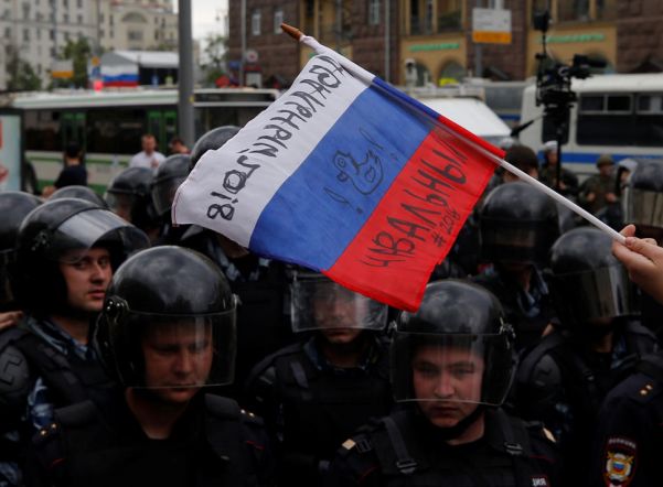 Смольный предложил молодежи слушать радио вместо митингов Смольный предложил молодежи слушать радио вместо митингов