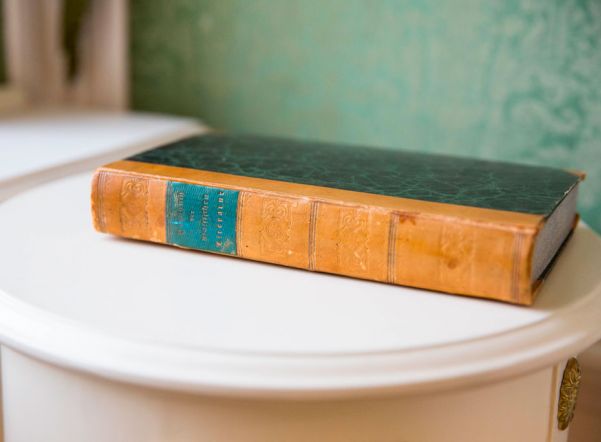 Книга из библиотеки Екатерины II вернулась в Царское Село Книга из библиотеки Екатерины II вернулась в Царское Село