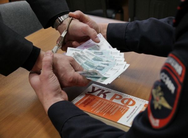 Чиновник Смольного задержан при получении взятки в 100 тыс. рублей Чиновник Смольного задержан при получении взятки в 100 тыс. рублей