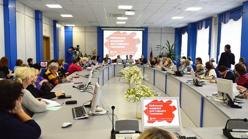 Кому за 50: людей старшего возраста научат работать на смартфонах