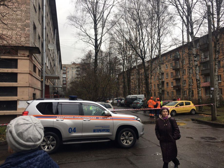 На Тихорецком проспекте эвакуировали дом из-за звонка о бомбе На Тихорецком проспекте эвакуировали дом из-за звонка о бомбе