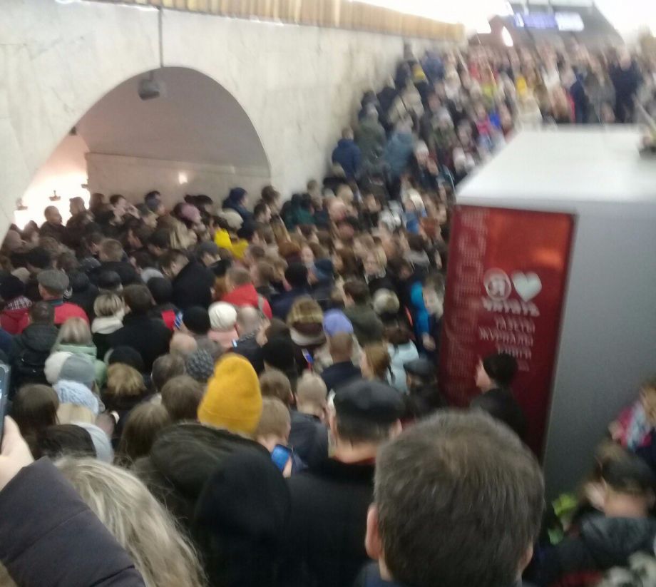 Станция метро «Площадь Восстания-2» закрыта на вход из-за «черной пятницы» Станция метро «Площадь Восстания-2» закрыта на вход из-за «черной пятницы»
