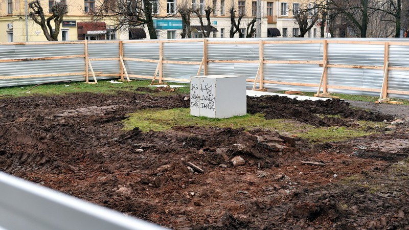На Театральной площади монтируют новую сцену На Театральной площади монтируют новую сцену