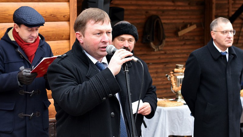 Кировчанам презентовали скульптуру вятского мужика с щами в лапте Кировчанам презентовали скульптуру вятского мужика с щами в лапте