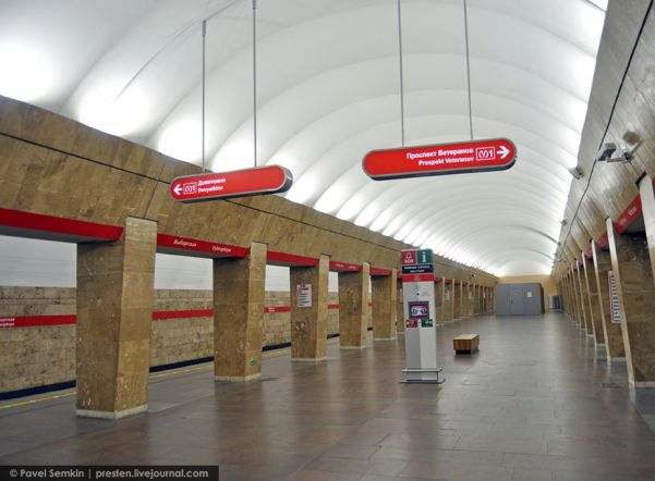 Станцию метро «Выборгская» закрыли из-за коробки Станцию метро «Выборгская» закрыли из-за коробки