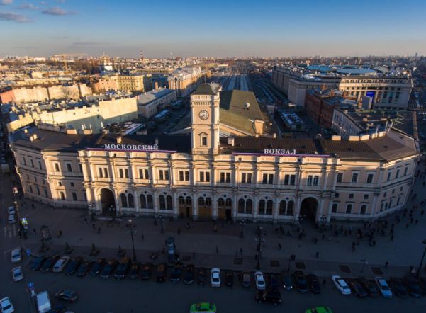 Поезд из Москвы в Петербург опаздывает более чем на час Поезд из Москвы в Петербург опаздывает более чем на час