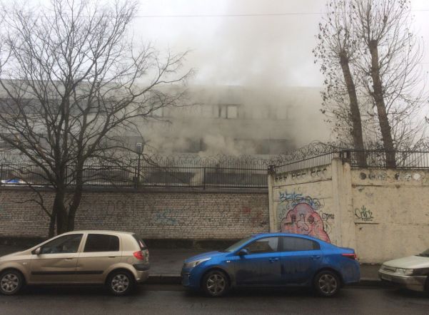 На Матисовом острове горит трехэтажный БЦ «На Блока»
