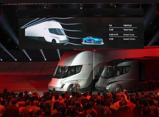 Илон Маск представил первую беспилотную фуру Tesla