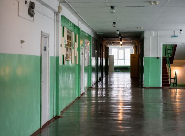 Десятилетних гимнасток Петербурга заставили отмывать школьный туалет Десятилетних гимнасток Петербурга заставили отмывать школьный туалет
