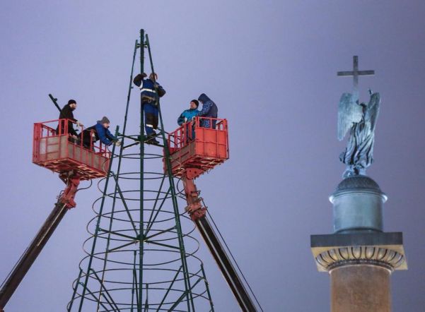 На Дворцовой площади начали устанавливать главную новогоднюю елку На Дворцовой площади начали устанавливать главную новогоднюю елку