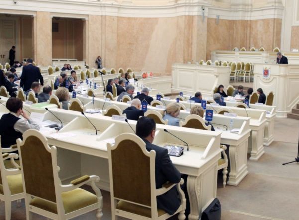 УФАС повторно обвинило парламент Петербурга в незаконном контракте на аренду автомобилей УФАС повторно обвинило парламент Петербурга в незаконном контракте на аренду автомобилей