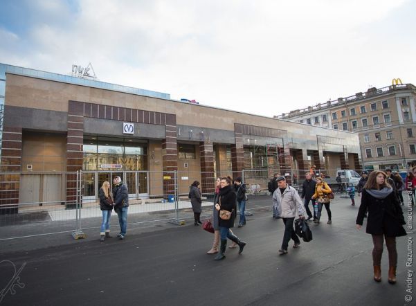 Станция метро «Спасская» закрыта из-за бесхозного пакета Станция метро «Спасская» закрыта из-за бесхозного пакета