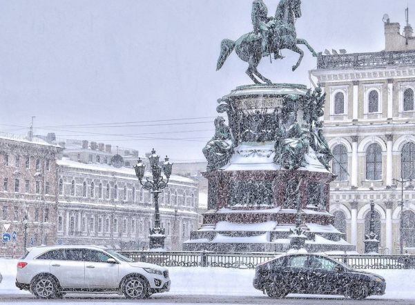 На борьбу с первым большим снегопадом в Петербурге вышли 500 спецмашин На борьбу с первым большим снегопадом в Петербурге вышли 500 спецмашин