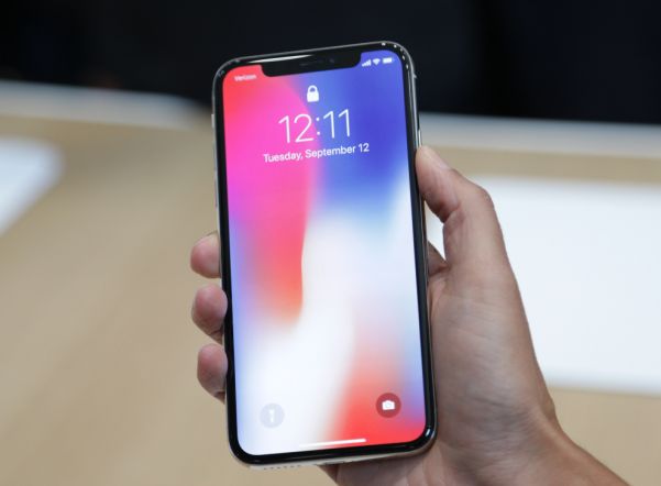 Тим Кук: IPhone X дешевле чашки кофе