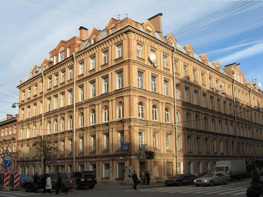 На улице Рылеева обрушился фасад доходного дома