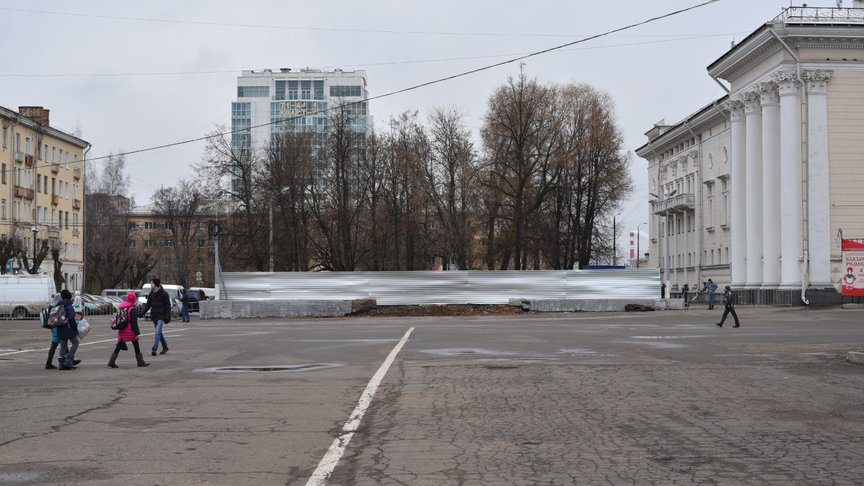 На Театральной площади монтируют новую сцену