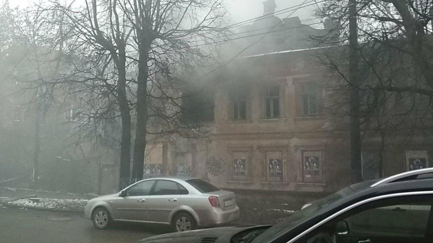 Дом на Орловской и Володарского снова горит (+фото и видео)