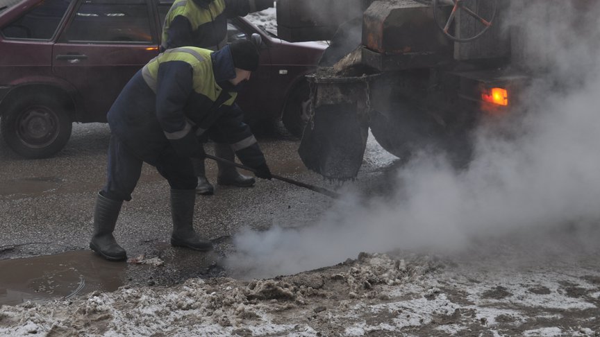 За сутки на улицах города рассыпано 179 тонн противогололёдных материалов