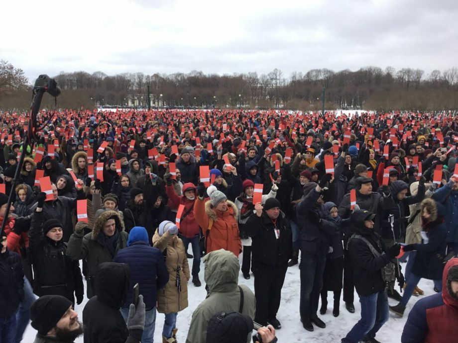 На Марсовом поле собралось более 1500 человек в поддержку Навального (ФОТО) На Марсовом поле собралось более 1500 человек в поддержку Навального (ФОТО)